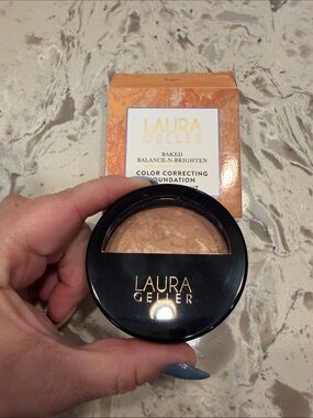 Laura Geller Baked Balance-N-Brighten Foundation - Light Beige/Peach